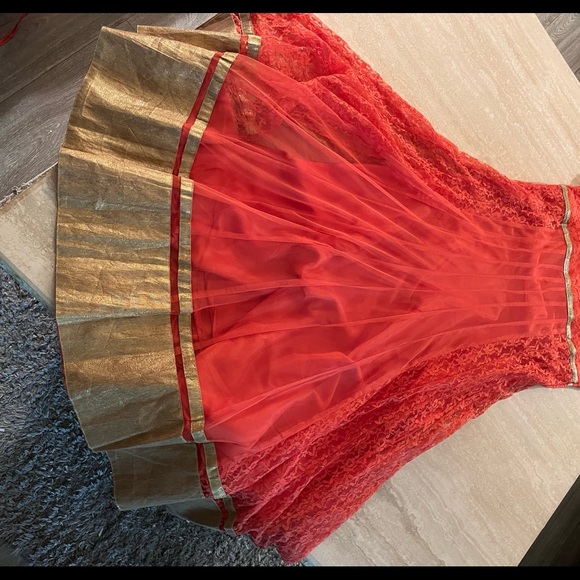 Beautiful Coral and Gold Saree from India. - Picture 4 of 10